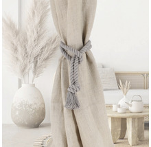 Dekorative Gardine mit Seilhalterung in einem hellen Wohnraum.