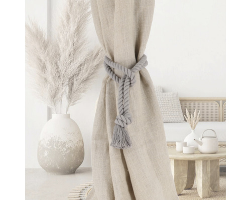 Dekorative Gardine mit Seilhalterung in einem hellen Wohnraum.