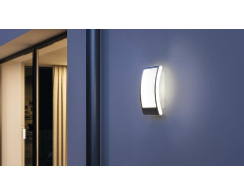 Applique murale d''extérieur moderne avec technologie LED intégrée pour un éclairage d''ambiance en extérieur