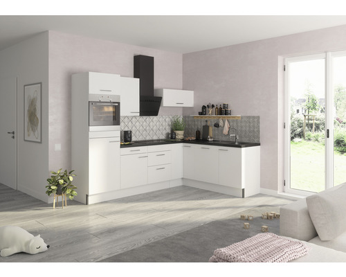 Helle Küche mit weißen Schränken, schwarzer Arbeitsplatte und Dunstabzugshaube.