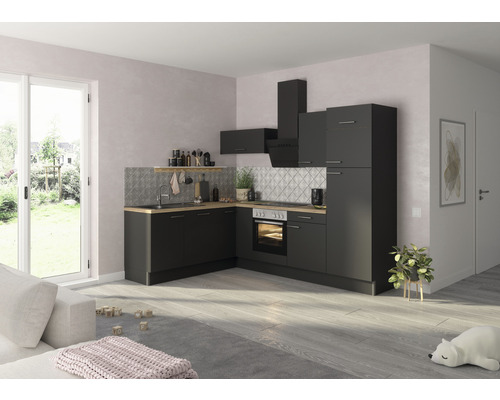 Komplette Küche mit Spüle, Herd, Dunstabzugshaube und Hängeschränken in einem hellen Raum