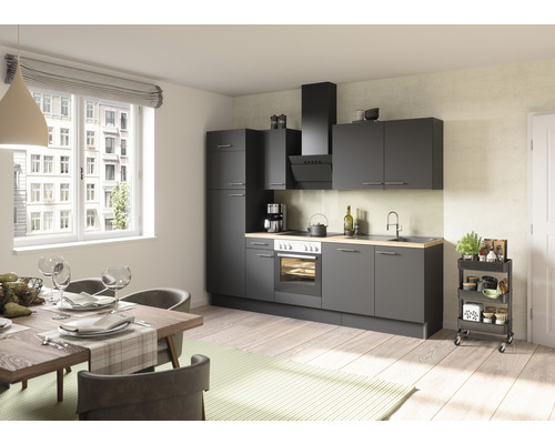 Graue Einbauküche mit Esstisch und Stühlen in einem hellen Raum