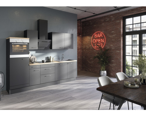 Cuisine moderne avec armoires grises, évier et appareils électroménagers dans une pièce avec un mur en briques