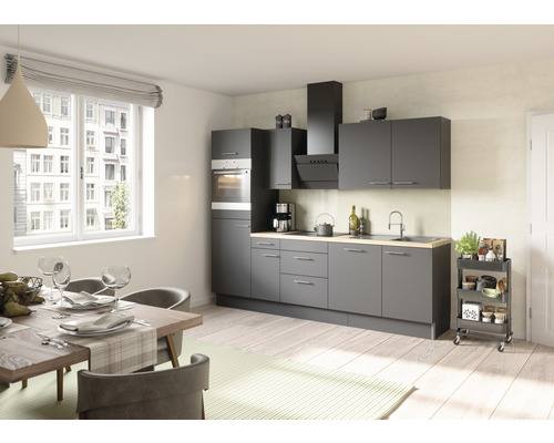 Moderne Küche mit Esstisch, Stühlen und Küchenwagen in einem hellen Raum.