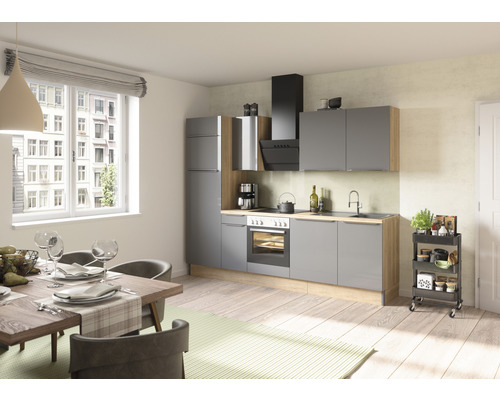 Moderne Küche mit Esstisch und Stühlen in einem hellen Raum