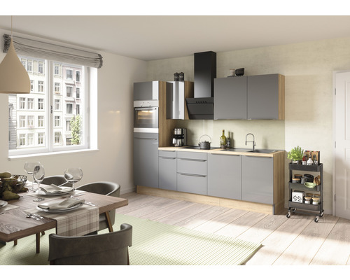 Helle Küche mit Esstisch und Küchenwagen