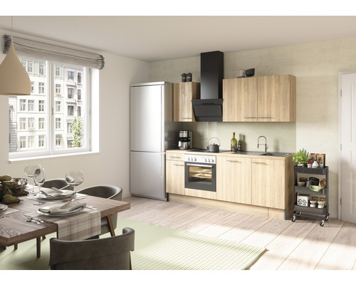 Helle Küche mit Esstisch, Stühlen und Küchenzeile