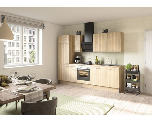 Helle Küche mit Esstisch und Küchenwagen