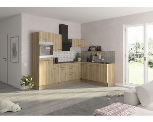 Helle Küche mit Küchenzeile, Dunstabzugshaube und Einbaubackofen