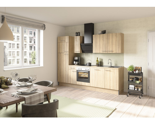 Cuisine claire avec table à manger et chaises dans une pièce aménagée de façon moderne.