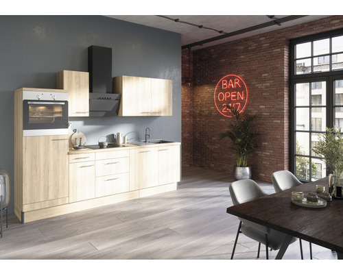 Moderne Küche mit Einbaubackofen, Dunstabzugshaube und Spüle in einem Raum mit Esstisch