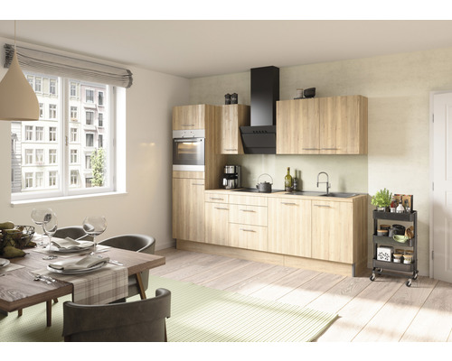 Helle Küche mit Esstisch, Stühlen und Küchenwagen.