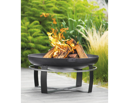 Feuerschale mit brennendem Holz im Garten.