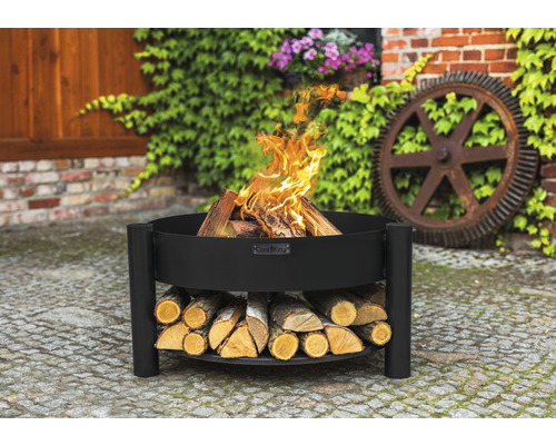 Feuerschale aus Stahl mit Holz und Feuerstelle im Garten