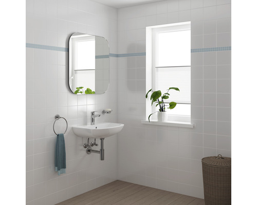 Salle de bains lumineuse avec lavabo, miroir et fenêtre