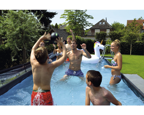 Groupe de personnes jouant dans une piscine de jardin avec une licorne gonflable