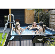 Scène avec des adolescents dans une piscine hors sol rectangulaire avec échelle et logo Exit Toys