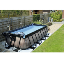 Piscine tubulaire rectangulaire dans le jardin avec aspect bois