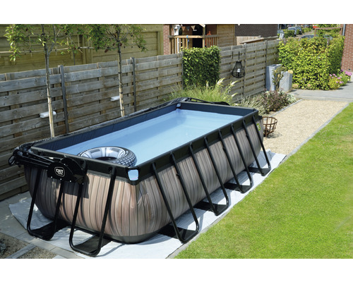 Piscine tubulaire rectangulaire dans le jardin avec aspect bois