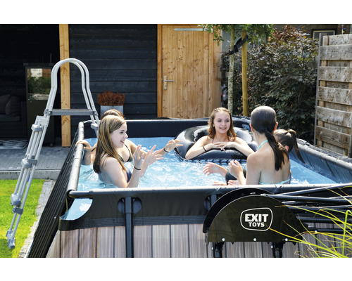 Piscine rectangulaire avec échelle et personnes jouant dans l''eau