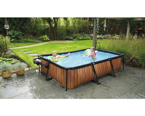 Piscine rectangulaire avec deux enfants dans le jardin