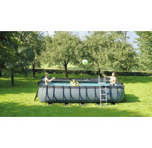Piscine tubulaire rectangulaire en acier dans le jardin avec des personnes qui jouent
