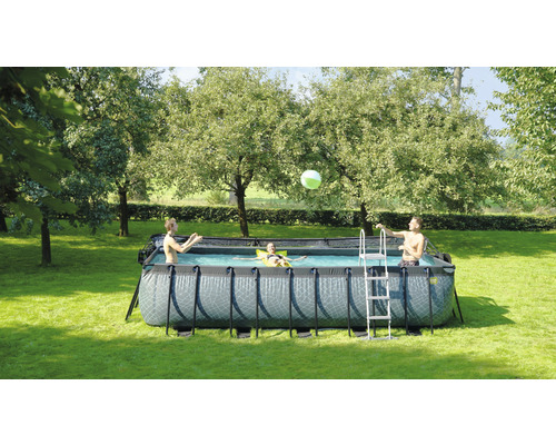 Piscine tubulaire rectangulaire en acier dans le jardin avec des personnes qui jouent