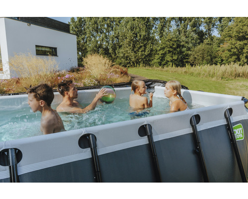 Familie mit Kindern spielt im rechteckigen Aufstellpool im Garten.