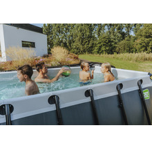 Une famille joue dans le jardin dans une piscine EXIT Toys.