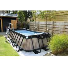 Piscine rectangulaire avec cadre en acier et aspect bois dans le jardin