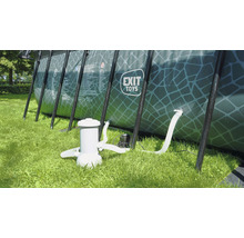 Piscine hors sol avec pompe de filtration dans le jardin