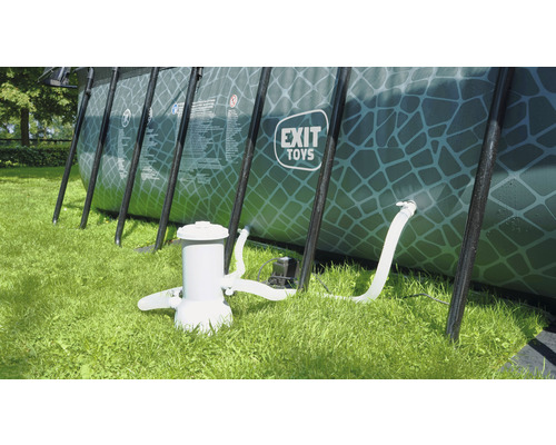 Piscine hors sol avec pompe de filtration dans le jardin