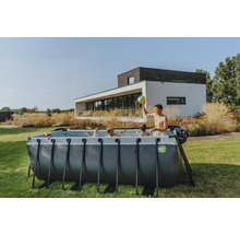 Famille avec piscine tubulaire dans le jardin devant une maison