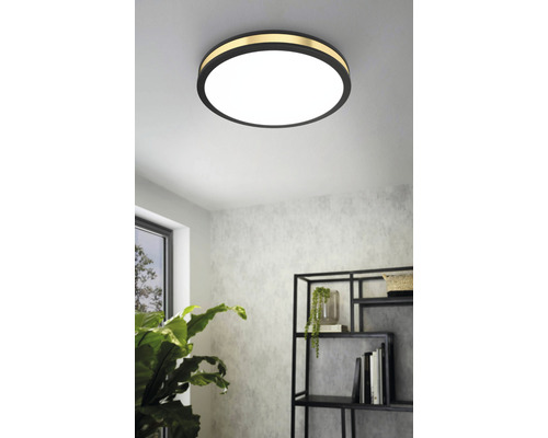 Photo d''intérieur d''un plafonnier rond avec anneau décoratif