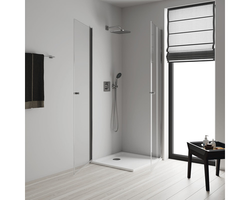 Salle de bain avec douche à l''italienne avec parois de douche transparentes, pomme de douche et douchette