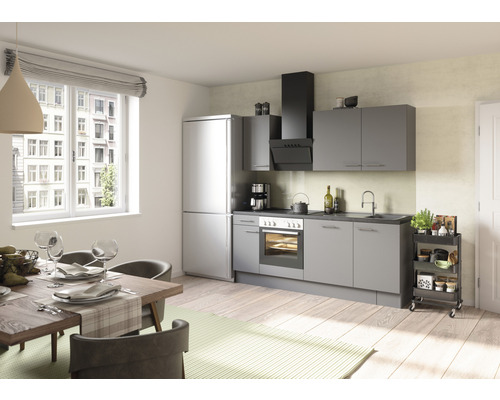 Cuisine claire avec table à manger, chaises, kitchenette, réfrigérateur et desserte de cuisine