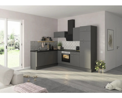 Graue Winkelküche mit Dunstabzugshaube in einem hellen Raum