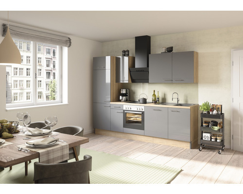 Helle Küche mit Esstisch und Stühlen