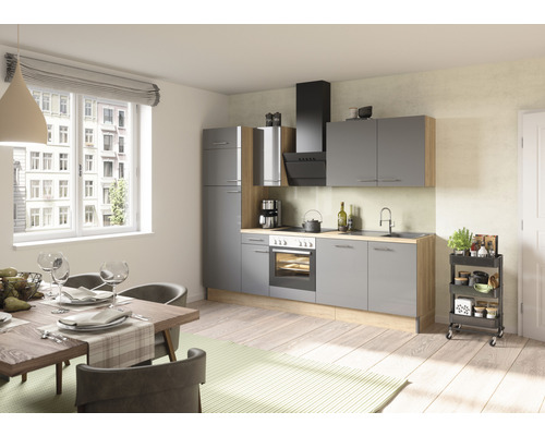 Moderne Küche mit Esstisch und Stühlen in einem hellen Raum.