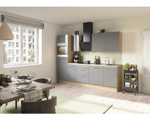 Helle Küche mit grauen Schränken, Holzarbeitsplatte, Esstisch und Stühlen