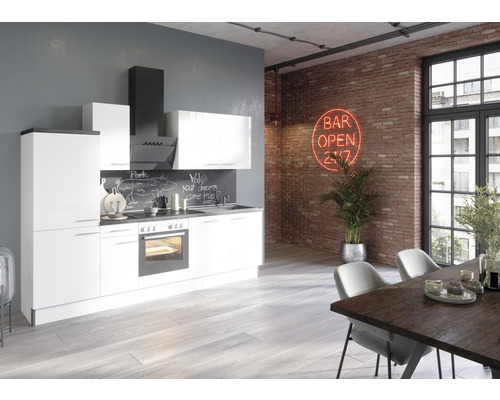 Moderne Küche mit weißen Schränken, schwarzer Dunstabzugshaube und Esstisch