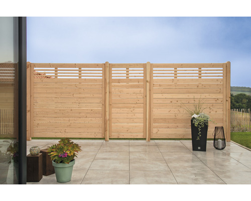 Sichtschutzzaun aus Holz mit horizontalen Lamellen und Pflanzgefäßen auf einer Terrasse