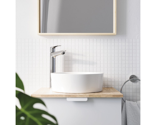 Modernes Badezimmer mit Aufsatzwaschbecken, Armatur, Spiegel und Fliesen