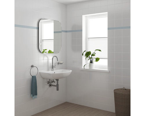 Helles Badezimmer mit Waschbecken, Spiegel und Fenster