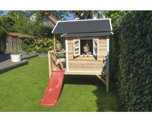 Cabane de jeux en bois avec toboggan dans le jardin avec deux enfants