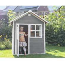 Maisonnette en bois avec enfant dans le jardin