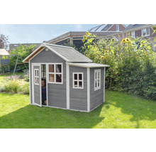Graues Holzspielhaus mit Fenstern und Tür im Garten mit spielenden Kindern