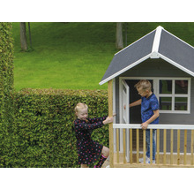 Kinderspielhaus mit zwei Kindern im Garten