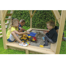 Kinder spielen im Sandkasten mit Spielzeugfahrzeugen.
