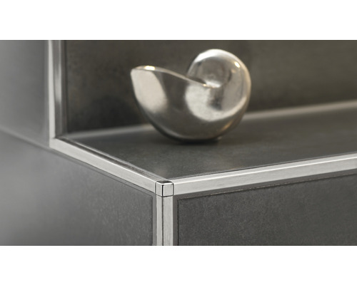 Vue détaillée d''une étagère avec bordure métallique et bol décoratif